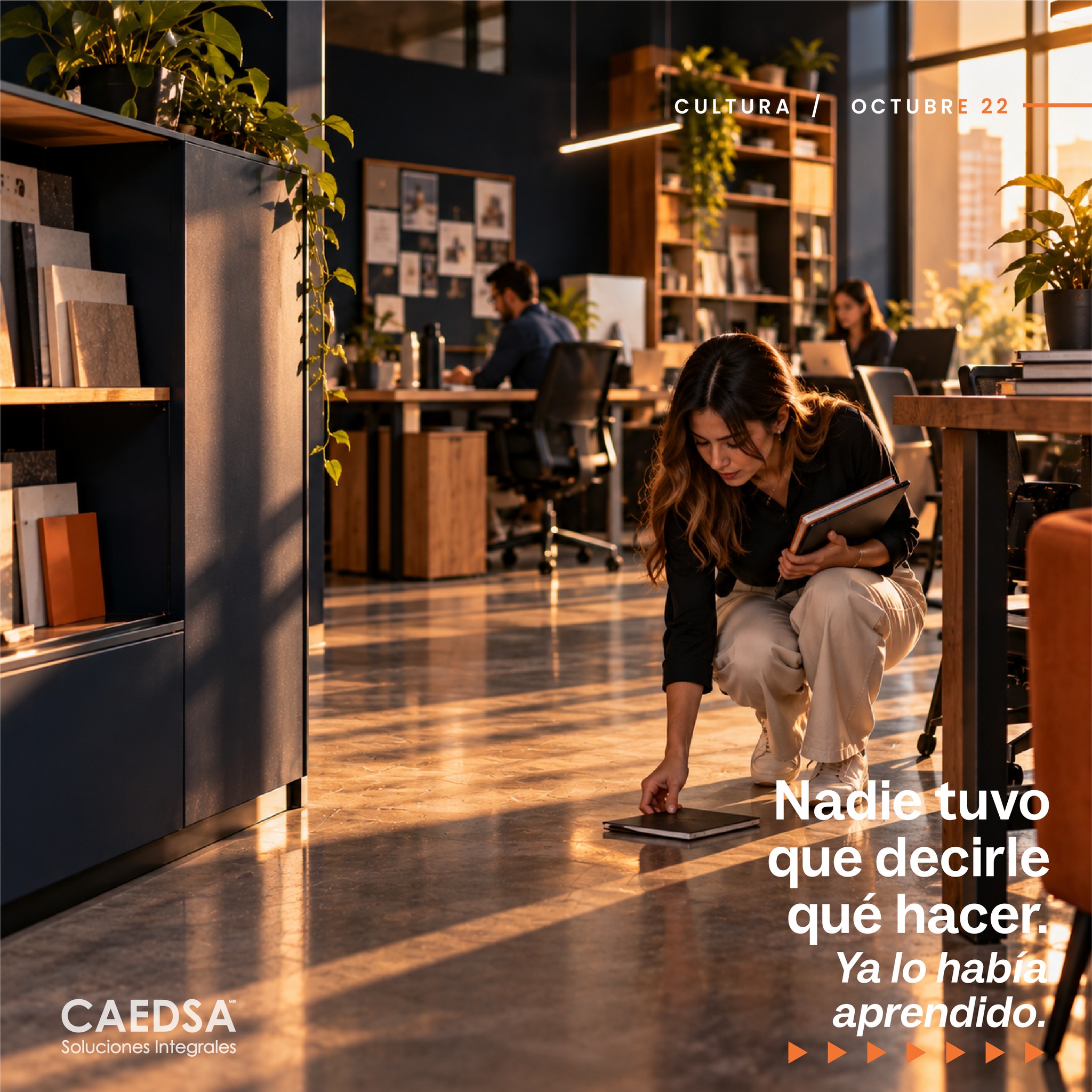 Algo cayó al piso durante la jornada.
No era una emergencia.
No había un supervisor observando.
Nadie estaba realizando una inspección.
Simplemente era una condición que podía convertirse en riesgo si permanecía ahí.
Una persona la vio.
Se detuvo.
Y actuó.
Ese momento probablemente nunca aparecerá en un reporte.
Pero dice mucho sobre una organización.
Porque la prevención alcanza otro nivel cuando deja de depender exclusivamente de la persona encargada de Seguridad e Higiene.
Cuando identificar una condición insegura, reportarla y actuar conforme a los procedimientos se vuelve parte de la manera cotidiana de trabajar.
Los procedimientos importan.
La capacitación importa.
Las revisiones importan.
Pero existe algo todavía más poderoso:
que las personas entiendan por qué importan.
Ahí comienza una verdadera cultura de prevención.