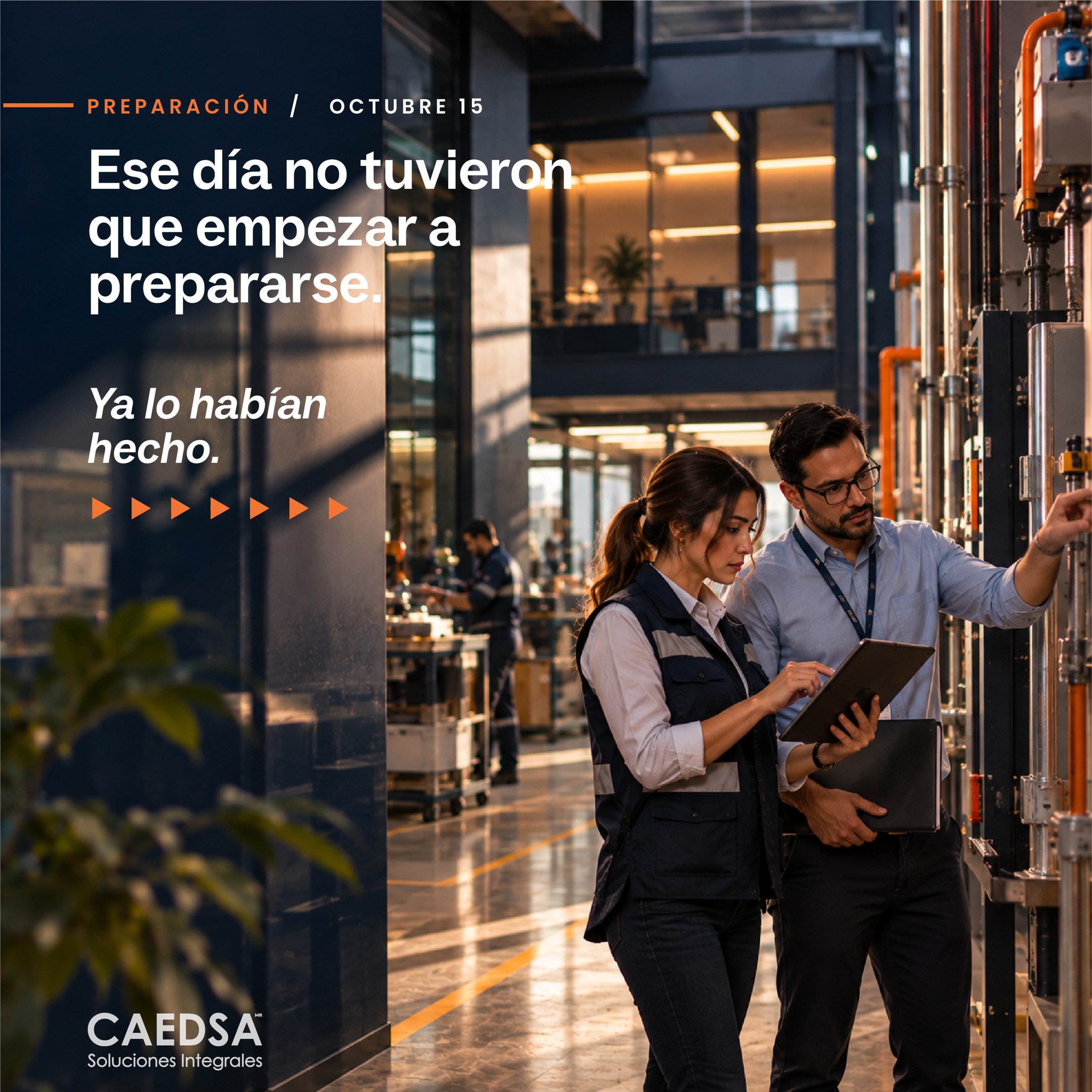Semanas antes de aquella visita, alguien ya había hecho las preguntas difíciles.
¿La documentación está actualizada?
¿Las condiciones actuales corresponden con lo que dicen nuestros registros?
¿Hay obligaciones que estamos dando por cumplidas simplemente porque siempre se han hecho así?
¿Estamos listos para demostrarlo?
Ese recorrido no ocurrió porque hubiera un inspector esperando en recepción.
Ocurrió precisamente antes.
El Programa de Inspección 2026 plantea un esquema de vigilancia más estratégico y focalizado, apoyado en tecnología, análisis de información y factores de riesgo. 
Por eso esperar a recibir una visita para descubrir las áreas pendientes puede llegar demasiado tarde.
Una revisión preventiva permite detectar brechas, ordenar documentación y trabajar las correcciones con anticipación.
Así que cuando finalmente llegó aquella visita…
nadie tuvo que comenzar a prepararse.
Ya estaban preparados. 🧡💙
