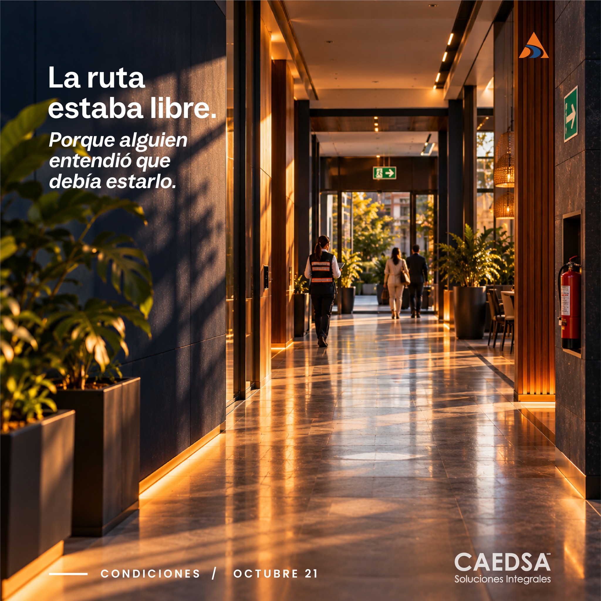 La puerta siempre estuvo ahí.
También el pasillo.
Y la señal que indicaba hacia dónde salir.
Pero una ruta de evacuación no cumple su función simplemente por existir.
Necesita permanecer identificada, accesible y libre de obstáculos para que pueda utilizarse cuando sea necesario.
Una caja que “solo estará ahí un momento”.
Un mueble que parecía no estorbar.
Material almacenado temporalmente.
Pequeñas decisiones cotidianas pueden modificar condiciones que fueron pensadas para proteger a las personas.
Por eso la seguridad no vive únicamente en grandes planes.
También está en aquello que hacemos —o dejamos de hacer— todos los días.
Una salida libre puede parecer espacio vacío.
Hasta el momento en que ese espacio importa. 🧡💙