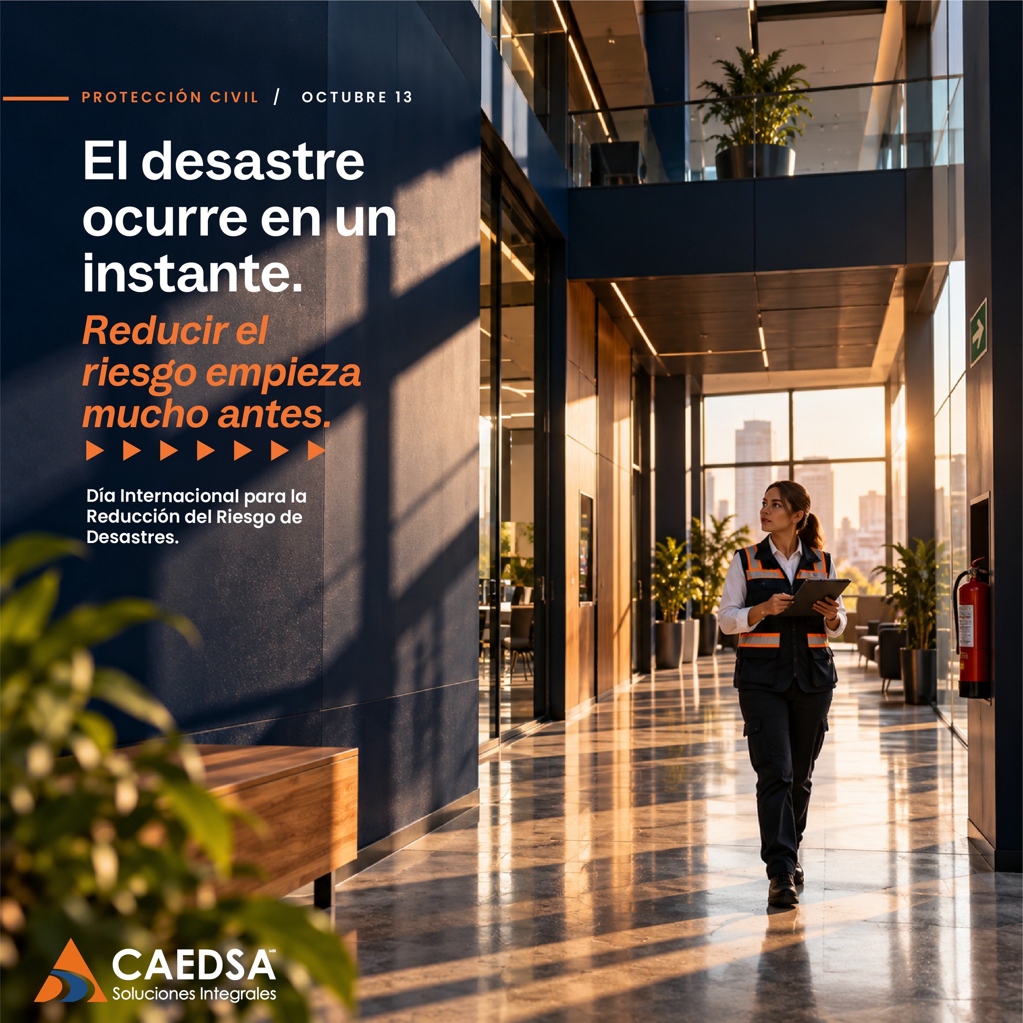 Un desastre puede ocurrir en segundos.
Pero el riesgo que lo precede puede llevar meses —incluso años— construyéndose.
Una salida bloqueada.
Un procedimiento que nadie actualizó.
Una brigada que dejó de entrenar.
Una instalación que nadie volvió a revisar.
Y también existe la otra historia:
la del riesgo que fue identificado,
la vulnerabilidad que pudo reducirse,
las personas que fueron capacitadas
y la organización que decidió prepararse antes de necesitar hacerlo.
Cada 13 de octubre, el Día Internacional para la Reducción del Riesgo de Desastres nos recuerda que proteger a las personas no comienza cuando aparece una emergencia.
Comienza mucho antes.
Con prevención.
Con conocimiento.
Con preparación.
Con decisiones.
Porque quizá no podamos evitar todos los fenómenos que pueden afectarnos.
Pero sí podemos trabajar para reducir el riesgo antes de que se convierta en desastre. 🧡💙
En CAEDSA creemos que una organización preparada no solamente responde mejor.
También construye entornos más seguros todos los días.