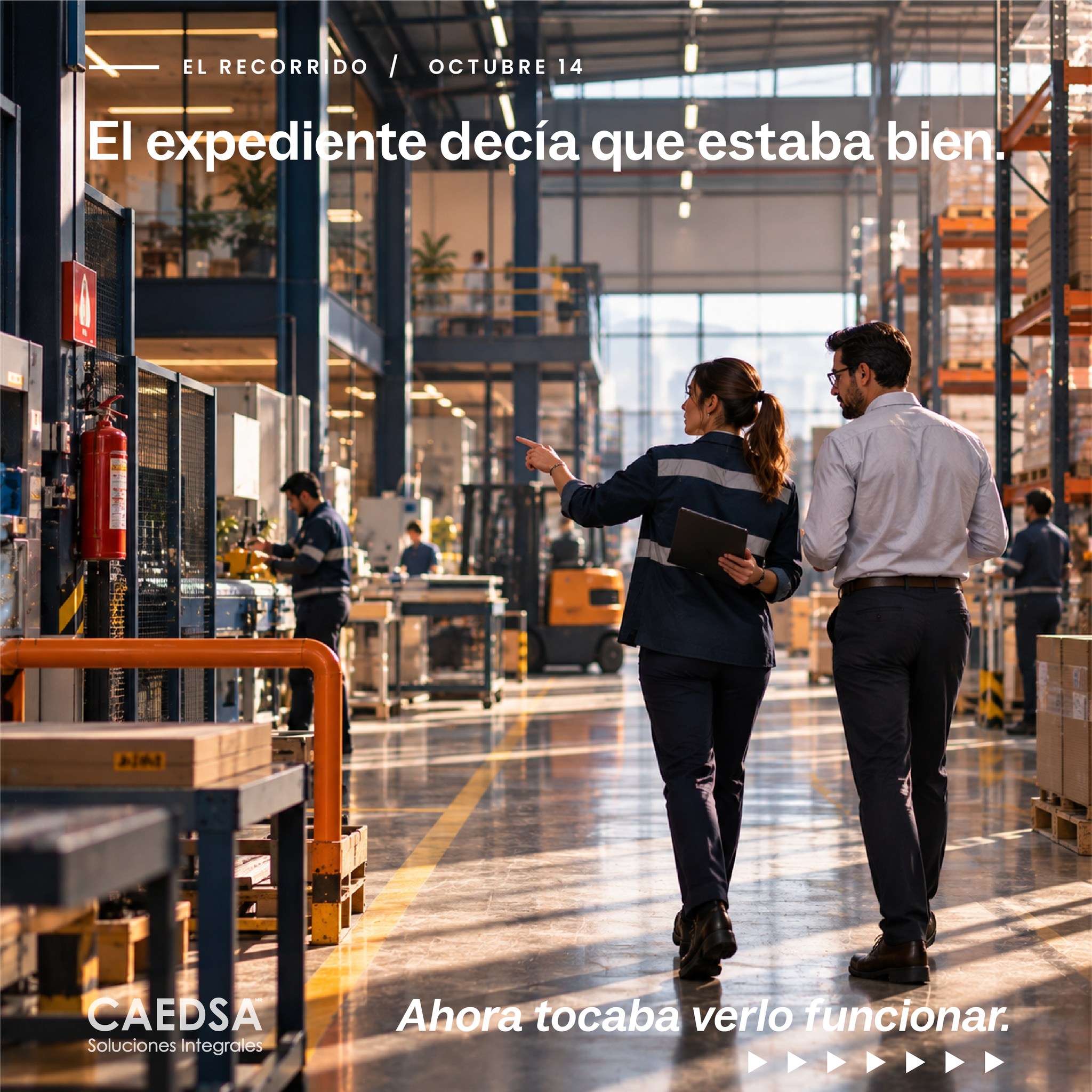 Los documentos ya habían sido revisados.
Entonces alguien cerró la carpeta.
Y comenzó el recorrido.
Porque una empresa no funciona dentro de un archivero.
Funciona en pasillos.
En equipos.
En instalaciones.
En procedimientos.
Y, sobre todo, alrededor de personas.
La inspección laboral contempla la vigilancia de obligaciones relacionadas, entre otros ámbitos, con las condiciones generales de trabajo y la seguridad y salud en el trabajo. 
Ahí es donde el papel se encuentra con la realidad.
Lo documentado debe corresponder con lo que sucede todos los días dentro del centro de trabajo.
Porque un expediente puede decir muchas cosas.
El recorrido permite observar cómo se llevan a la práctica. 🧡💙