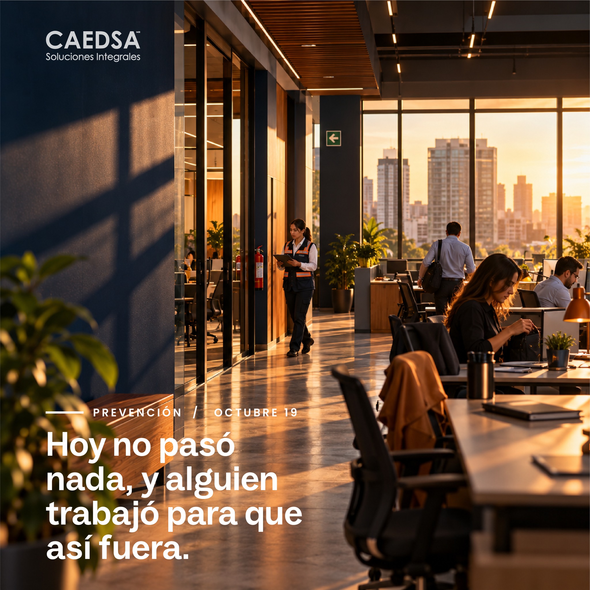 Terminó la jornada.
Las computadoras se apagaron.
Las personas regresaron a casa.
Las puertas cerraron.
Y no ocurrió nada extraordinario.
Ninguna emergencia.
Ninguna evacuación.
Ningún incidente que contar al día siguiente.
Parece un día común.
Pero detrás de muchos días comunes existen decisiones que casi nunca aparecen en la fotografía:
alguien revisó una instalación,
actualizó un procedimiento,
mantuvo una salida libre,
capacitó a una brigada
o detectó un riesgo antes de que pudiera convertirse en problema.
La prevención tiene una característica curiosa:
cuando funciona, muchas veces parece que no pasó nada.
Y precisamente de eso se trata.
No esperar a que ocurra algo para comenzar a preguntarnos qué pudimos haber hecho antes.
En CAEDSA trabajamos para que la prevención forme parte de la operación cotidiana de las organizaciones.
Porque algunos de los mejores resultados de seguridad…
son las historias que nunca tuvieron que suceder. 🧡💙